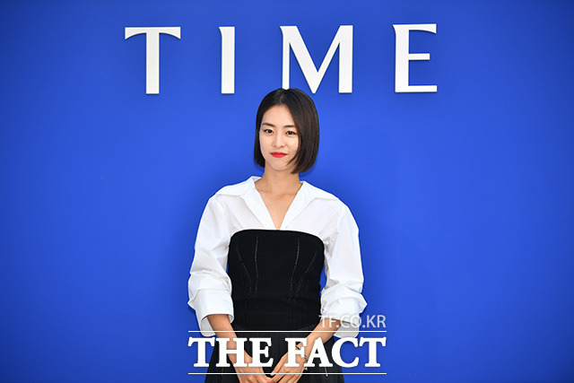 배우 이연희가 6일 오후 서울 서초구 서울웨이브아트센터에서 열린 'TIME(타임) 23FW 패션쇼' 포토콜 행사에 참석해 포즈를 취하고 있다. /장윤석 인턴기자