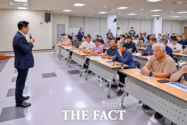 6일 오후 양평군 12개 읍면 이장협의회가 참석한 서울~양평 고석도로 노선 결정에 대한 추진경과 보고회에서 전진선 군수가 발언 하고 있다./양평군