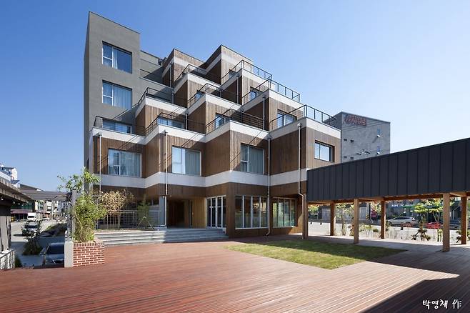 2019년 경북 영주에 완공한 목조건물 '한그린 목조관'. 국내에서 처음으로 CLT를 이용해 지었고 2시간 내화 성능 시험을 통과했다. 높이 19.1m로 국내에서 가장 높은 목조건물이다./산림청 국립산림과학원