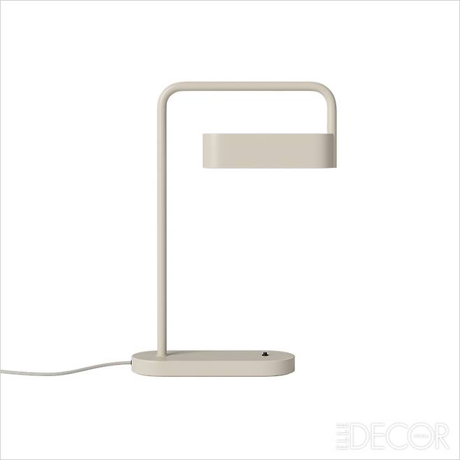 디머로 조도를 섬세하게 조정할 수 있는 ‘스크라이브 테이블 램프(Scribe Table Lamp)’는 56만원대, Bolia.