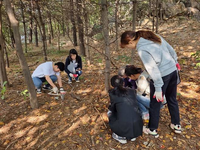 탄소흡수원 특성화 대학원생들의 야외실습 모습