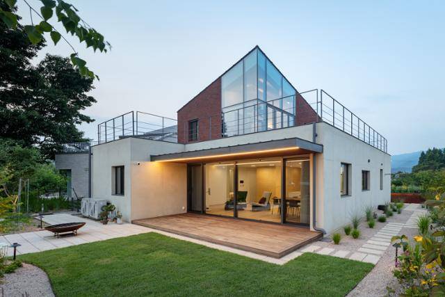 현관을 들어서 복도를 통과하면 거실 통창 너머로 정원이 펼쳐진다. 신경섭 건축사진작가 제공