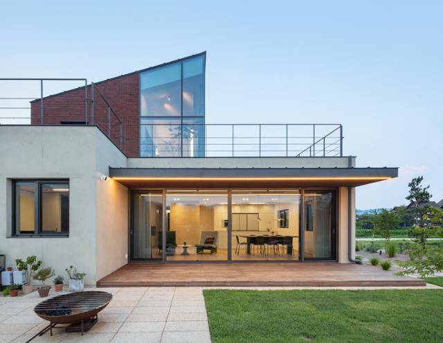 건축주는 실내와 마당의 중간지대인 덱 공간에서 가만히 숨을 고르며 시간을 보낸다. 신경섭 건축사진작가 제공