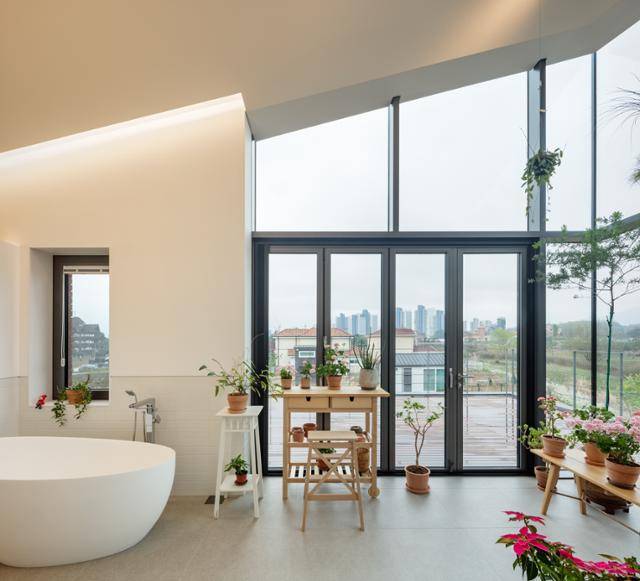 욕실과 선룸을 재해석해 만든 신개념 온실 공간. 식물과 관련한 작업을 할 수 있는 공간으로, 외부 덱과 연결돼 쓰임이 다양하다. 신경섭 건축사진작가 제공