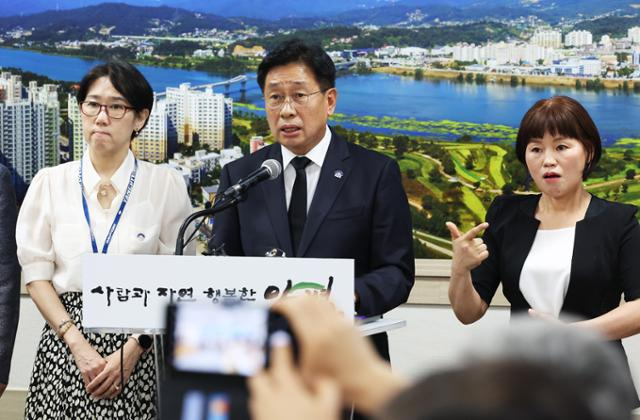 6일 오후 경기도 양평군청에서 전진선 양평군수가 서울-양평 고속도로 사업 백지화 관련 성명서를 발표하고 있다. 연합뉴스