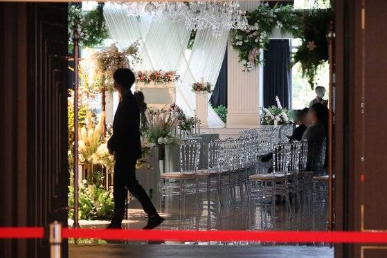2021년 코로나19 확산으로 인해 참석 인원이 통제된 서울의 한 결혼식장. 뉴스1