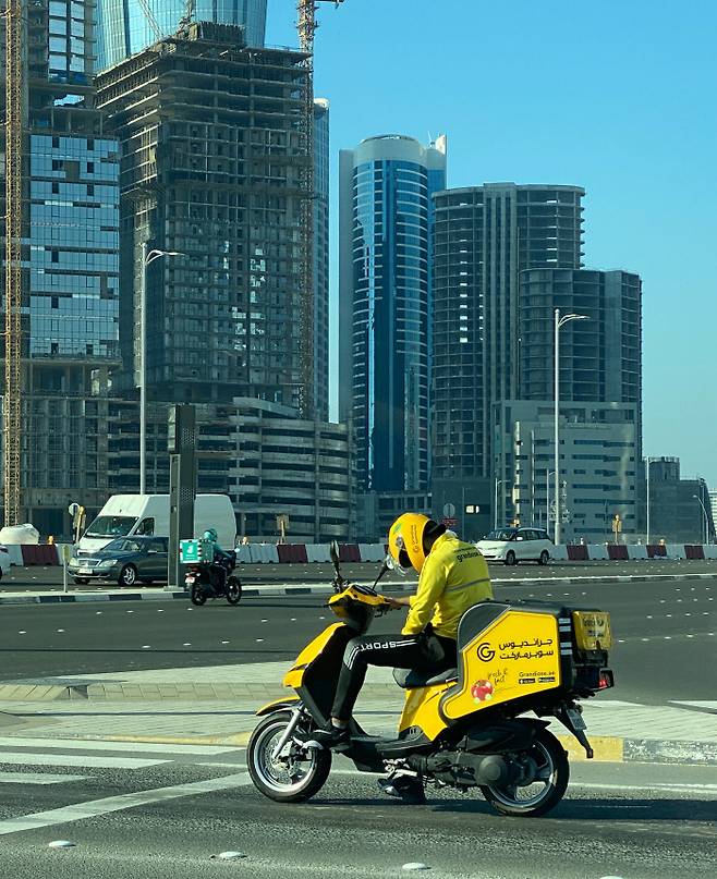 아부다비와 두바이에서 쉽게 만날 수 있는 배달 오토바이.