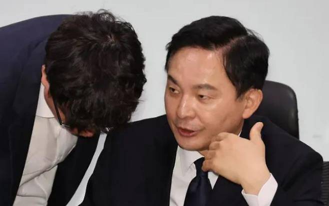 Minister of Land, Infrastructure and Transport Won Hee-ryong talks with an official in a working-level meeting of the government and the ruling People Power Party members of the Land, Infrastructure and Transport Committee on the fake news linked to the Seoul-Yangpyeong expressway at the National Assembly in Yeouido, Seoul on the morning of July 6. Yonhap News