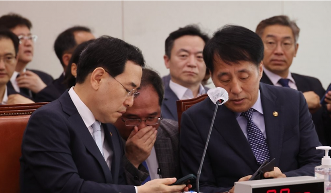 이창양 산업통상자원부 장관과 장영진 1차관이 5일 오전 국회에서 열린 산업통상자원중소벤처기업위원회 전체회의에서 부처 관계자로부터 정보를 전달받고 있는 모습. 연합뉴스