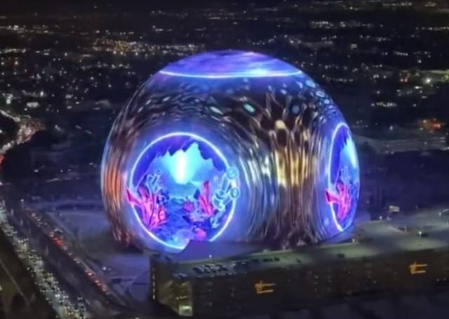 미국 라스베이거스의 초대형 돔 형태 공연장 'MSG 스피어'가 4일(현지시간) 독립기념일을 맞아 처음으로 조명을 켜며 스크린쇼를 선보이고 있다. MSG Sphere' 트위터 캡처