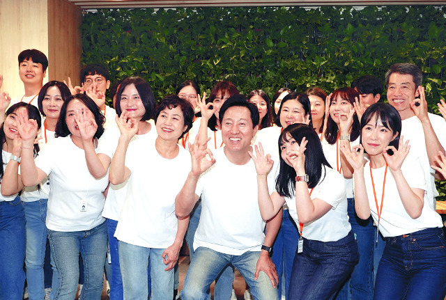 오세훈 서울시장이 6일 영플러스서울 개소식에서 참석자들과 함께 기념촬영을 하고 있다. 서울시 제공