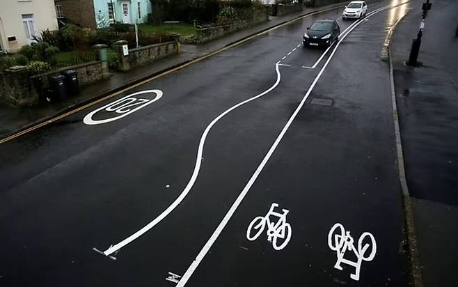영국의 한 지방자치단체가 차량 서행을 유도하기 위해 구불구불한 형태의 차선을 그렸다가 주민 반발에 부딪혔다고 데일리메일이 6일(현지시간) 보도했다. [출처 : 데일리메일]