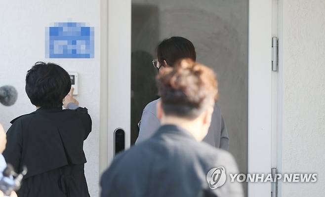 제주에서 벌어지는 불법숙박 단속 현장.[자료=연합뉴스]