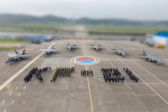 국산 초음속 전투기 KF-21(보라매)의 마지막 시제기인 6호기가 경남 사천 제3훈련비행단에서 지난달 28일 시험 비행에 성공한 가운데 국산 초음속 전투기 KF-21 보라매 시제기 6대가 정렬해 있다. [연합]