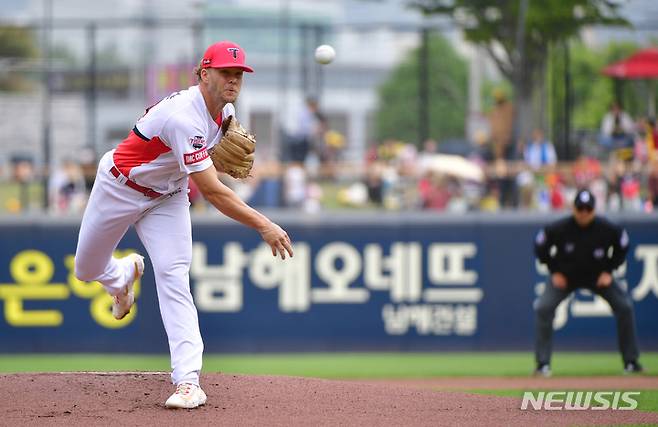 [광주=뉴시스] 이영주 기자 = 23일 오후 광주 북구 광주-기아챔피언스필드에서 열린 2023프로야구 KIA 타이거즈 대 삼성 라이온즈의 경기, 1회 초 KIA 선발 앤더슨이 역투하고 있다.  2023.04.23. leeyj2578@newsis.com