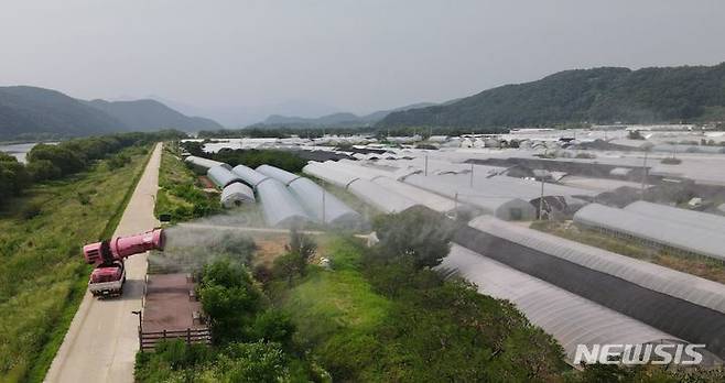 [광주(경기)=뉴시스] 광주시가 퇴촌면 토마토 재배단지에 1차 친환경 공동·광역방제를 실시했다.