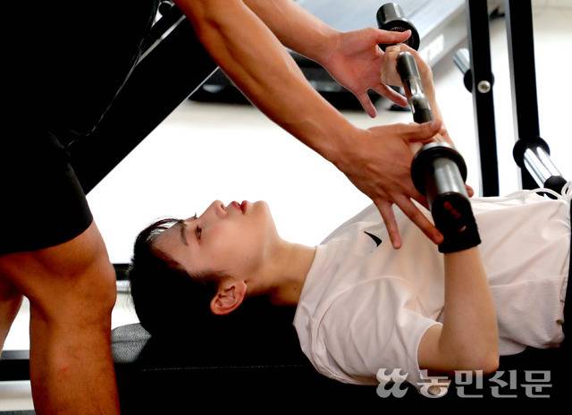 벤치프레스는 벤치에 누운 상태에서 바벨을 들어 올리는 운동이다. 팔은 45도로 만들고 손목이 꺾이지 않게 봉을 들어 올린다.