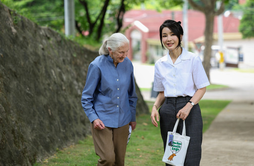 윤석열 대통령 부인 김건희 여사와 세계적 영장류 학자이자 환경운동가인 제인 구달 박사가 7일 서울 용산어린이정원 용산서가에서 나와 어린이 환경생태 교육관 예정지로 이동하며 산책하고 있다. 대통령실 제공