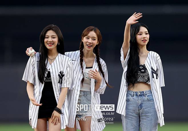 ▲ 로돈은 지난 6월 시구자로 나섰던 걸그룹 에스파의 윈터(가운데)보다 적은 투구수를 기록하고 있다. 농담이지만, 로돈이 얼마나 오랜 기간 자리를 비웠는지 알 수 있는 대목이다.