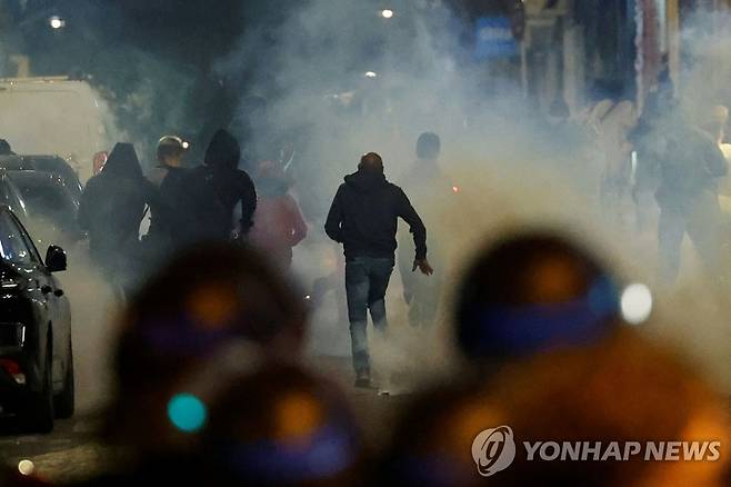 경찰 총에 10대 소년이 사망한 후 프랑스 파리에서 열린 시위 [AFP=연합뉴스 자료사진. 재판매 및 DB 금지]