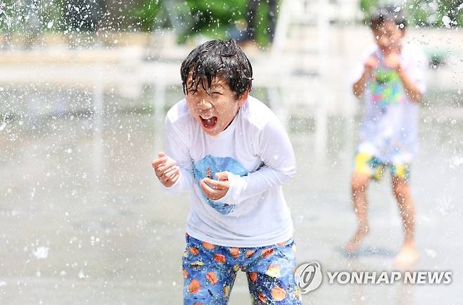 오늘도 계속되는 무더위, 물놀이로 더위사냥 (서울=연합뉴스) 김도훈 기자 = 전국적으로 무더위가 계속된 6일 오후 서울 광화문광장을 찾은 어린이가 분수대에서 물놀이를 즐기며 더위를 식히고 있다. 2023.7.6 superdoo82@yna.co.kr