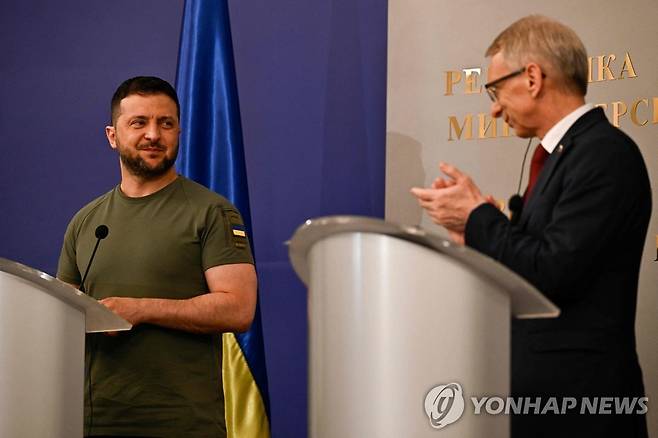 젤렌스키 대통령과 덴코프 총리 [AFP 연합뉴스 자료사진. 재판매 및 DB 금지]