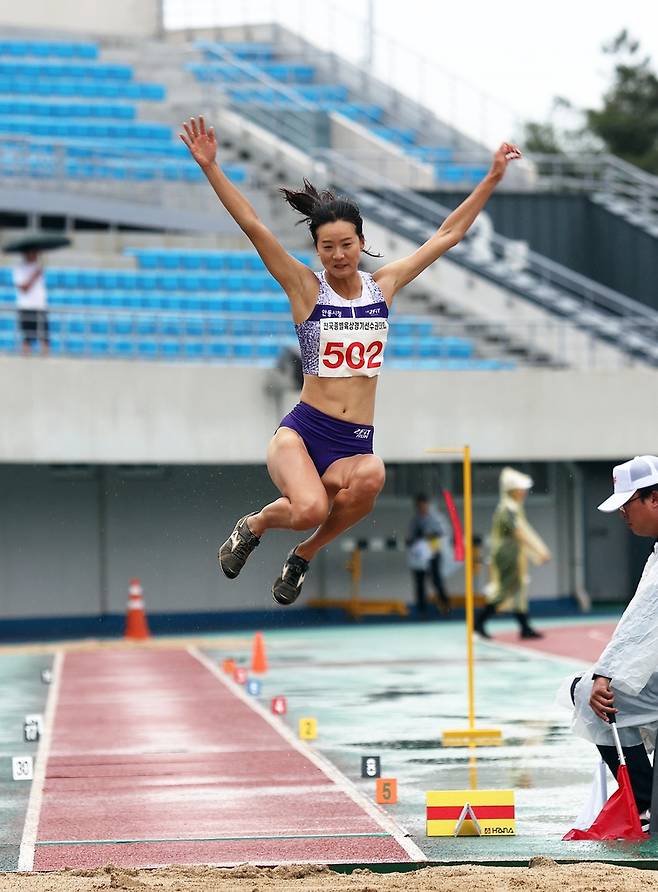 도약하는 유정미 (서울=연합뉴스) 유정미가 7일 전라북도 익산종합운동장에서 열린 제52회 전국종별육상경기선수권대회 여자 멀리뛰기 결선에서 도약하고 있다. [대한육상연맹 제공. 재판매 및 DB금지]