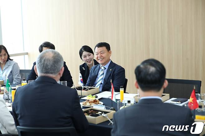 한국수자원공사 윤석대 사장(사진 가운데)이 아시아 주요국 주한대사와 오찬 간담회를 진행하고 있다.