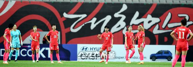 여자축구대표팀 선수들이 8일 서울월드컵경기장에서 열린 아이티와 여자축구 국가대표 평가전에서 실점 후 아쉬워하고 있다. 2023. 7. 8.상암 | 최승섭기자 thunder@sportsseoul.com