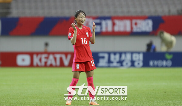 8일 서울 마포구 상암동 서울월드컵경기장에서 열린 대한민국 여자축구대표팀과 아이티의 평가전에서 대한민국 장슬기가 골을 넣은 후 기뻐하고 있다. 사진┃뉴시스