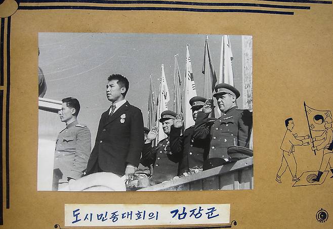 1945년 10월 14일 평양의 소련군 환영 민중 대회에 등장한 김일성. / 국사편찬위원회