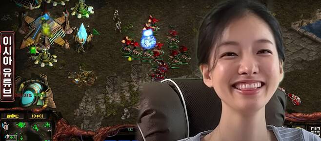 배우 이시아가 스타크래프트를 플레이하는 모습. 이시아는 APM 200이 넘는 빠른 손놀림과 외계 종족 저그를 능수능란하게 플레이하는 모습을 선보여 게임 유저들 사이에서 화제가 되고 있다/유튜브