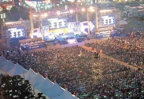 스타크래프트 인기가 최절정이던 2007년. 부산 광안리 해수욕장에서 열린 스타크래프트 프로리그 결승전에 5만여명의 인파가 몰려들었다./한국e스포츠협회 제공