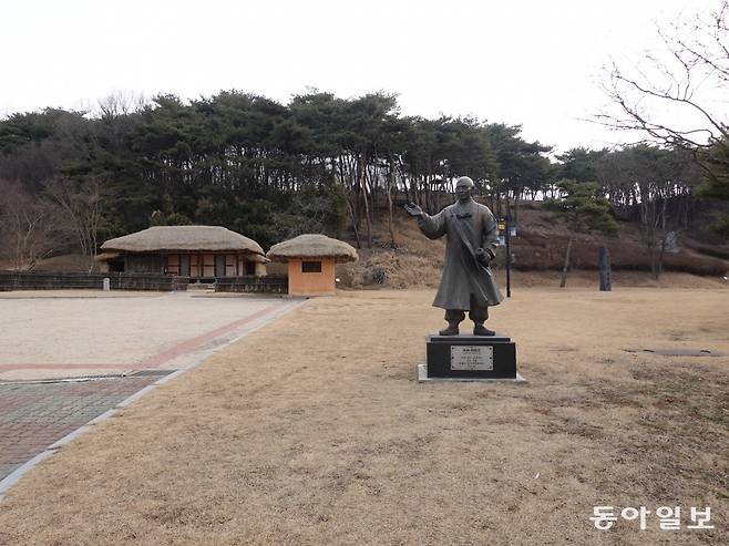 만해 한용운 동상 뒤로 그가 태어난 생가(결성면)가 보인다.