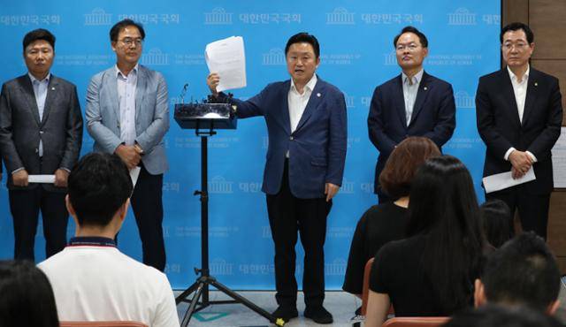 최인호(가운데) 더불어민주당 국토교통위원회 간사를 비롯한 의원들이 7일 서울 여의도 국회 소통관에서 서울~양평 고속도로 특혜 의혹 진상규명 TF 기자회견을 마치고 원희룡 국토교통부 장관의 무책임한 서울양평 고속도로 백지화 취소 및 사과를 촉구하고 있다. 뉴스1