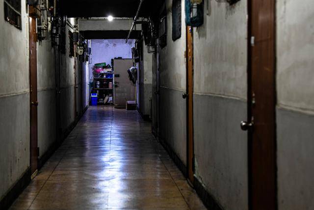 5일 서울 중구 회현 제2시민아파트 복도 끝에 아직 거주 중인 주민의 생활 기자재가 놓여 있다. 안다은 인턴기자