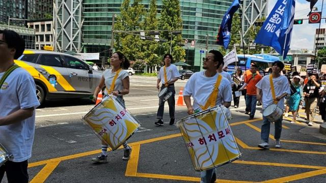 8일 동물보호단체에서 주최한 개식용 종식 촉구 집회 참가자들이 종로 거리를 행진하고 있다.