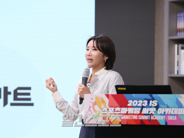 2023 IS 스포츠마케팅 써밋 아카데미가 6일 오후 서울 중구 순화동 KG타워 하모니홀에서 열렸다. 골프선수 이보미가 강사로 나와 '나의 홈 그-라운드' 주제로 강의를 하고 있다. 일간스포츠가 주최한 이번 스포츠 마케팅 써밋 아카데미는 지난 1일을 시작으로 오는 7월 13일까지 매주 화, 목요일 오후 6시부터 8시까지 매회 2강좌씩 한 달 반 동안 진행된다. 매회 1강에서는 스포츠 마케팅 실무 전문 강사진, 이어지는 2강에선 한국 스포츠계를 주름 잡아온 레전드 스포츠 스타들이 강연자로 나선다. 서병수 기자 qudtn@edaily.co.kr /2023.07.06/