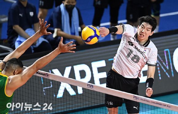 대한민국 허수봉이 28일 오후 서울 잠실학생체육관에서 열린 '2022 국제배구연맹(FIVB) 발리볼챌린저컵' 8강전 대한민국과 호주의 경기에서 스파이크를 하고 있다. [사진=아이뉴스24 포토 DB]