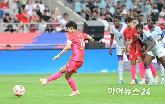 8일 오후 서울월드컵경기장에서 신세계 이마트 초청 여자축구 국가대표팀 월드컵 출정식 경기 대한민국 대 아이티 전이 펼쳐졌다. 후반 한국 지소연이 경기를 원점으로 만드는 패널티킥을 성공시키고 있다. [사진=정소희 기자]