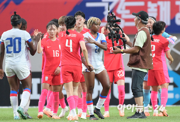 8일 오후 서울월드컵경기장에서 열린 신세계 이마트 초청 여자축구 국가대표팀 월드컵 출정식 경기 대한민국 대 아이티 전이 2-1 대한민국의 승리로 끝났다. 양팀 선수들이 인사를 나누고 있다. [사진=정소희 기자]