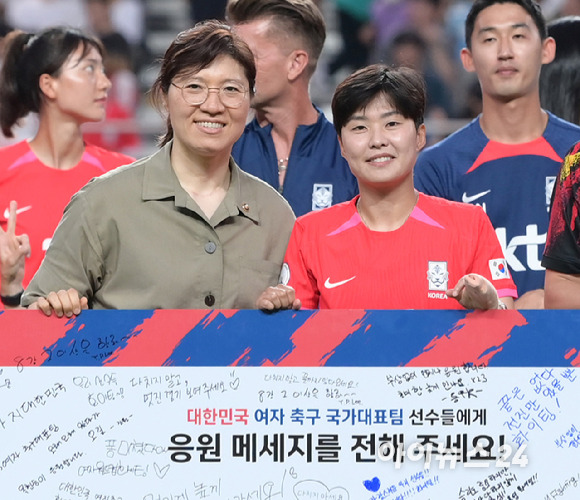 8일 오후 서울월드컵경기장에서 대한민국 여자 축구대표팀의 월드컵 출정식이 펼쳐졌다. 지소연과 장미란 문화체육관광부 2차관이 기념촬영을 하고 있다. [사진=정소희 기자]