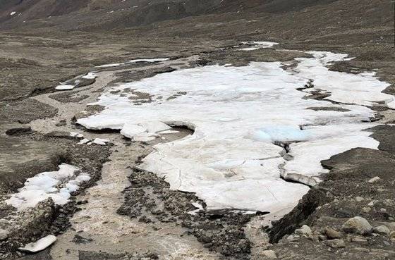 기후 변화로 북극 지방의 빙하가 녹으면서 맨땅이 드러나고 있다. 노르웨이 스발바르 제도의 빙하. [자료: Nature Geoscience, 2023]