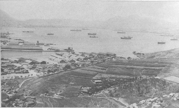 1950년대 남구 우암동 일대 전경. 바닷가에 들어선 건물들이 소막사일 것으로 추정된다. 국제신문DB