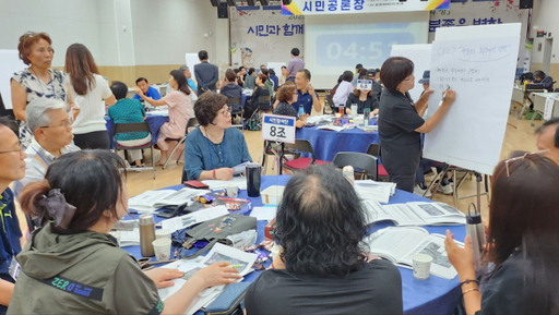 의정부 시민공론장 참여자들이 8일 소각장 이전 관련 토론을 벌이고 있다. 김동일기자 