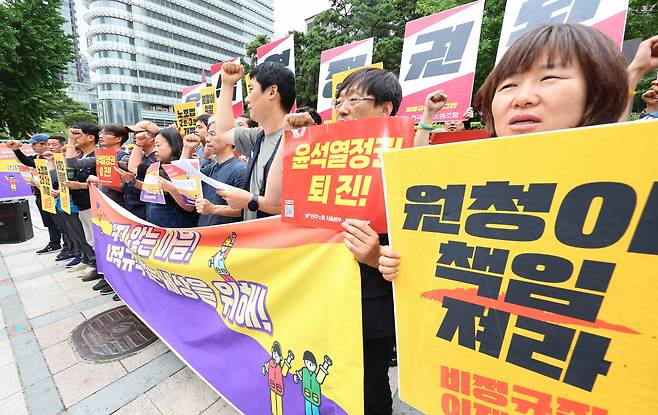 8일 오전 비정규직이제그만공동투쟁 관계자들이 서울 중구 파이낸스빌딩 앞에서 3차 노숙농성 강제해산 관련 경찰 규탄 기자회견을 하고 있다. 경찰은 제3차 1박 2일 노숙농성 참가자들에 대해 8일 오전 2시7분부터 강제해산에 나섰다. [연합]