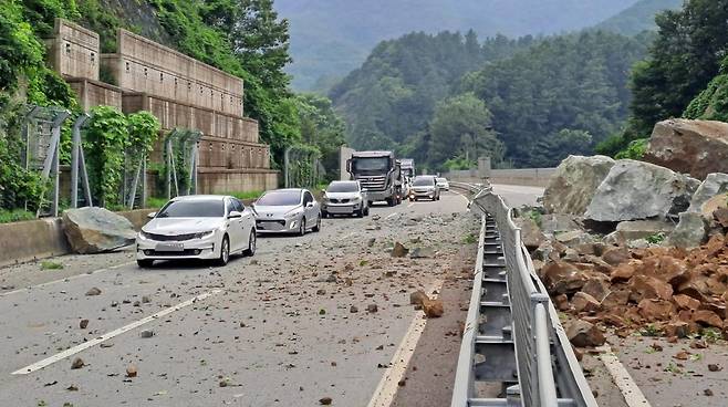 완주군 자동차전용도로 낙석[전북소방본부 제공]