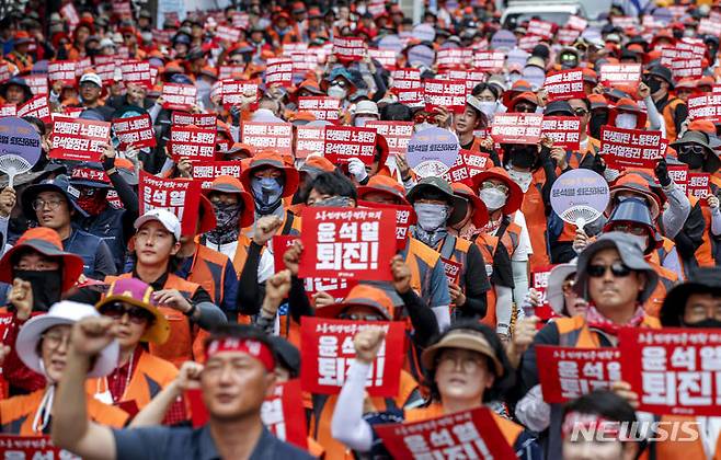 [서울=뉴시스] 정병혁 기자 = 6일 서울 중구 세종대로에서 열린 민주노총 전국노동자대회에서 조합원들이 구호를 외치고 있다. 2023.07.06. jhope@newsis.com