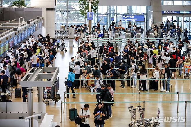 [인천공항=뉴시스] 정병혁 기자 = 20일 오전 인천국제공항 제1터미널 출국장을 찾은 여행객들이 출국 수속을  위해 줄 서 있다. 국내 주요 여행업체에 따르면 이번 여름 일본 패키지 상품 예약이 증가한 것으로 나타났다. 최근 들어 한일관계 개선과 엔화 환율 약세, 일본행 항공권 가격이 크게 하락한 것도 일본여행 열풍에 작용한 것으로 보인다. 2023.06.20. jhope@newsis.com