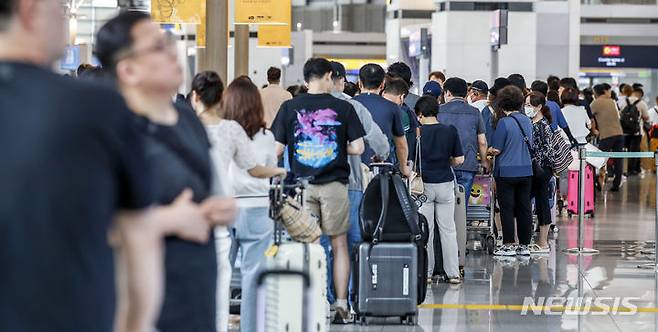 [인천공항=뉴시스] 정병혁 기자 = 2일 오전 인천국제공항 제1여객터미널 출국장이 여행객들로 붐비고 있다. 여름 휴가철 해외여행 수요가 폭발하면서 항공주가 강세 흐름을 이어가고 있다. 특히 경기불황으로 장거리 여행보다는 역대급 엔저 현상이 나타나고 있는 일본이나 동남아 등 단거리 여행수요가 많아 저비용 항공사(LCC)들의 긍정적 전망이 쏟아지고 있다.  2023.07.02. jhope@newsis.com